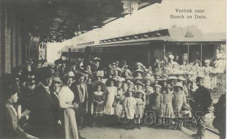 Station Zeist-1914-004.jpg - Station N.C.S. Zeist, met vertrekkende trein naar Bosch en Duin. Op de foto kinderen uit de gezondheidskolonie’s die in het Zeisterbos uit zijn geweest. Rechts achter de wagon ligt de gasfabriek. Opname van 1914